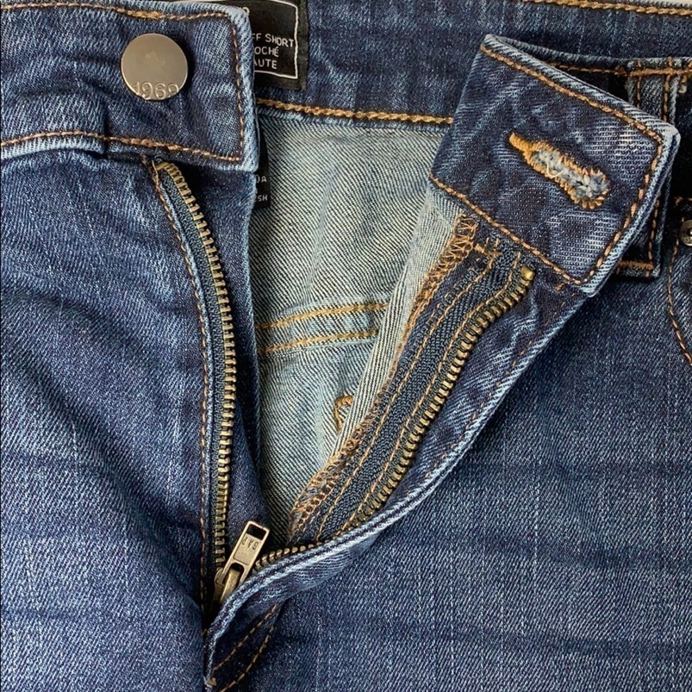 Gap High Rise Cut Off Short - Picture 3 of 8